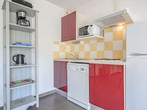 A compact kitchen with a microwave, coffee maker, and a dishwasher. - Les Demeures du Ventoux - Vacanceole (Aubignan)