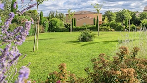 A well-maintained lawn with a building in the background. - Les Demeures du Ventoux - Vacanceole (Aubignan)