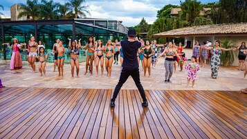 室内游泳池，2 室外游泳池，日光浴躺椅