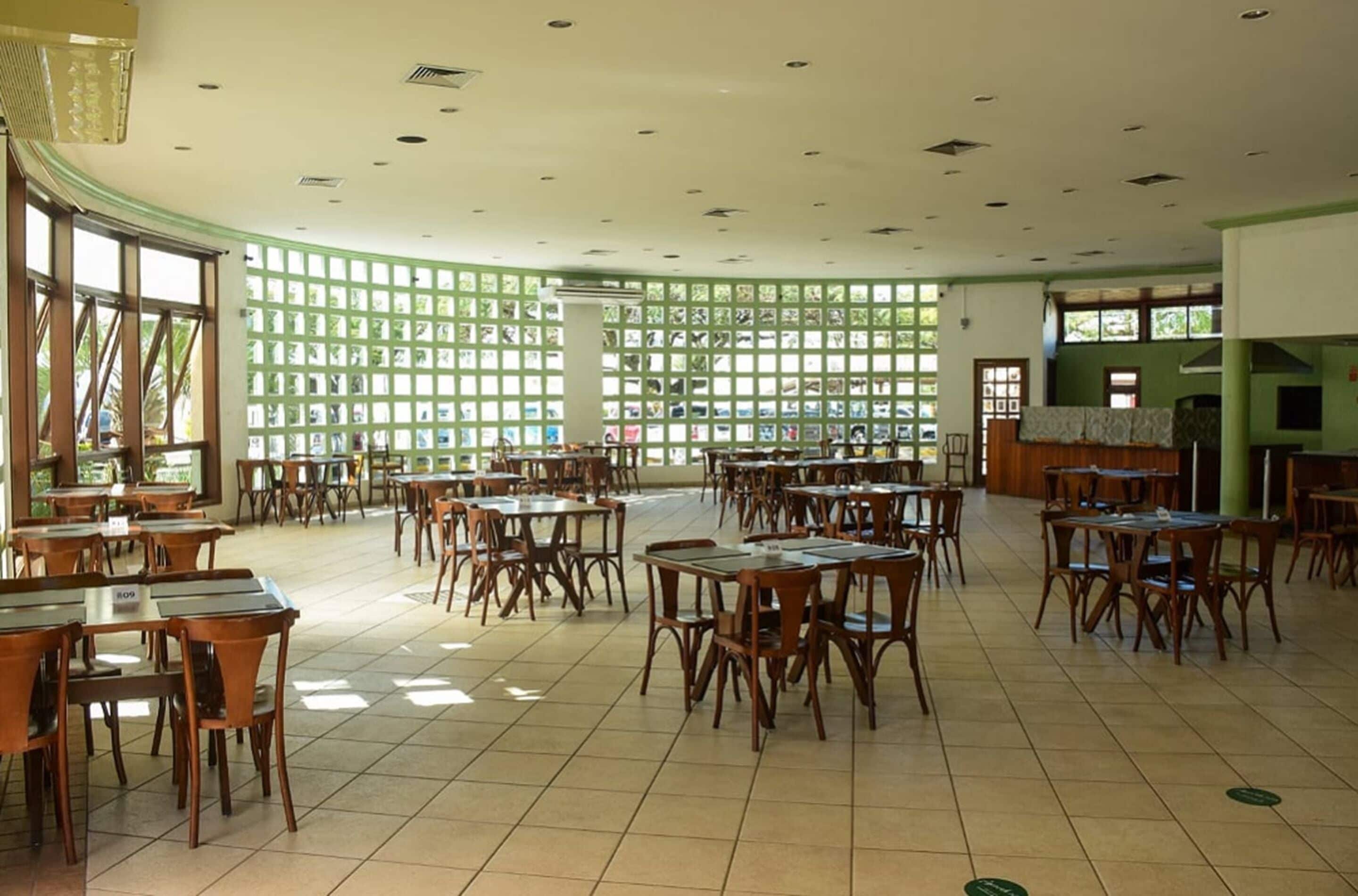 2 restaurants, breakfast served