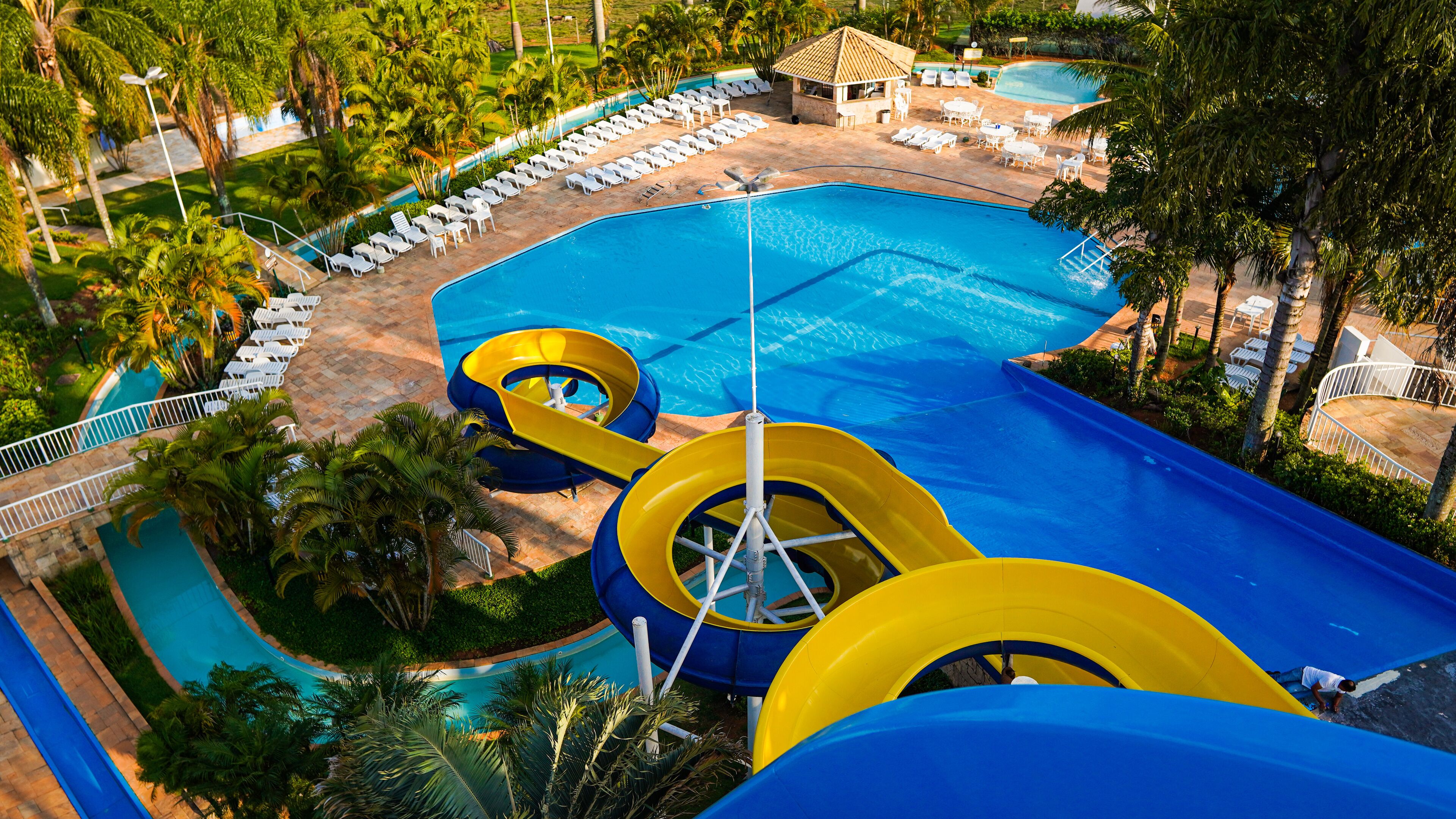 Parque acuático con toboganes y zona de piscina.