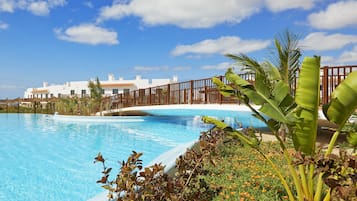 4 outdoor pools, pool umbrellas, pool loungers