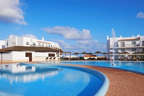 4 piscinas al aire libre, sombrillas, sillones reclinables de piscina