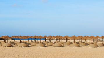 Plage, chaises longues, parasols, serviettes de plage