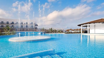 4 piscines extérieures, parasols de plage, chaises longues