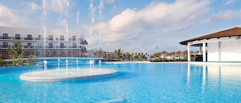 4 piscines extérieures, parasols de plage, chaises longues