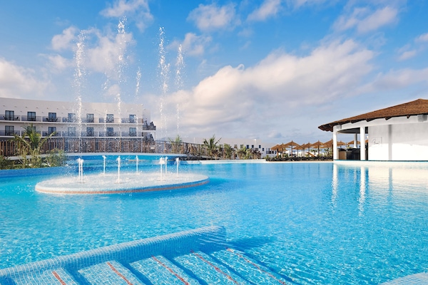 4 outdoor pools, pool umbrellas, sun loungers