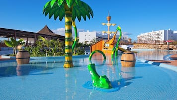 4 outdoor pools, pool umbrellas, sun loungers