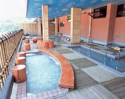 Bañera de hidromasaje al aire libre