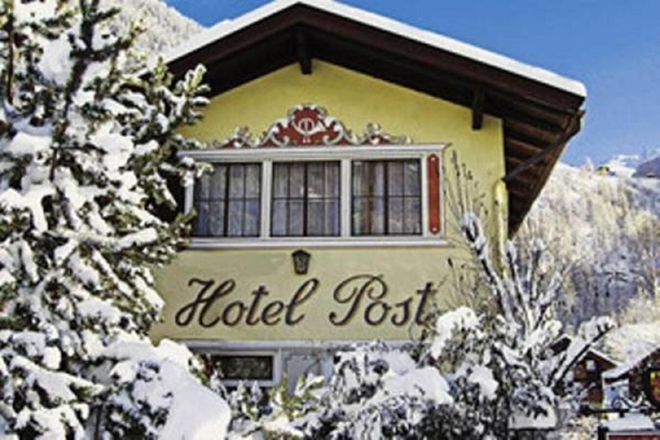 A building with a sign that reads "Hotel Post."