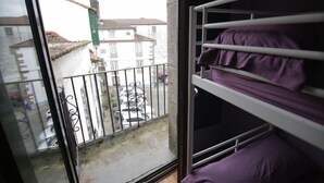 A balcony with a view of parked cars and buildings. - Albergue O Fogar de Teodomiro (Santiago de Compostela)