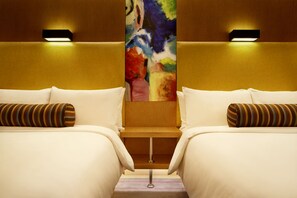 Breezy ルーム ダブルベッド 2 台 | ミニバー、セーフティボックス (室内)、デスク、アイロン / アイロン台