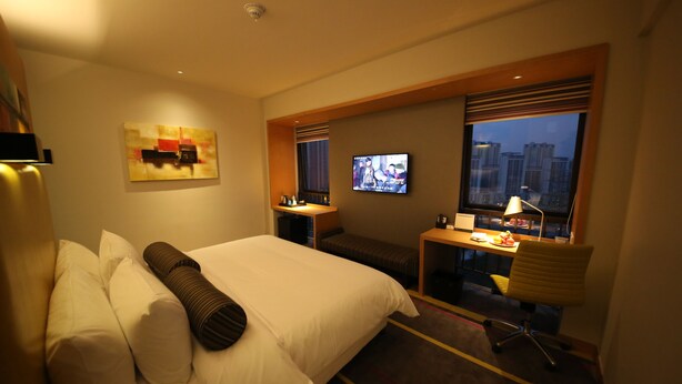 Minibar, in-room safe, desk, iron/ironing board - Aloft Dongguan Dynamic Town (Shenzhen)