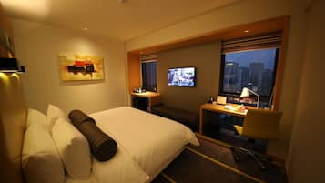 Minibar, in-room safe, desk, iron/ironing board