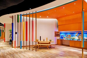 Se sirven desayunos, almuerzos y cenas; cocina internacional