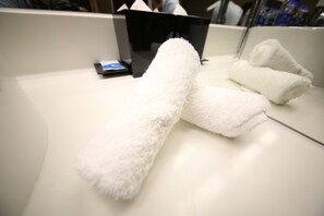 ミニバー、セーフティボックス (室内)、デスク、アイロン / アイロン台