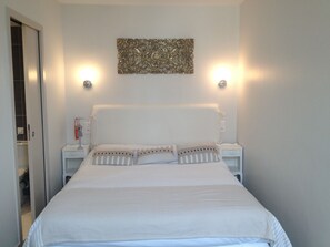 Chambre Confort double, accÚs à la piscine | Literie de qualité, coffre-fort, décor unique, ameublement unique
