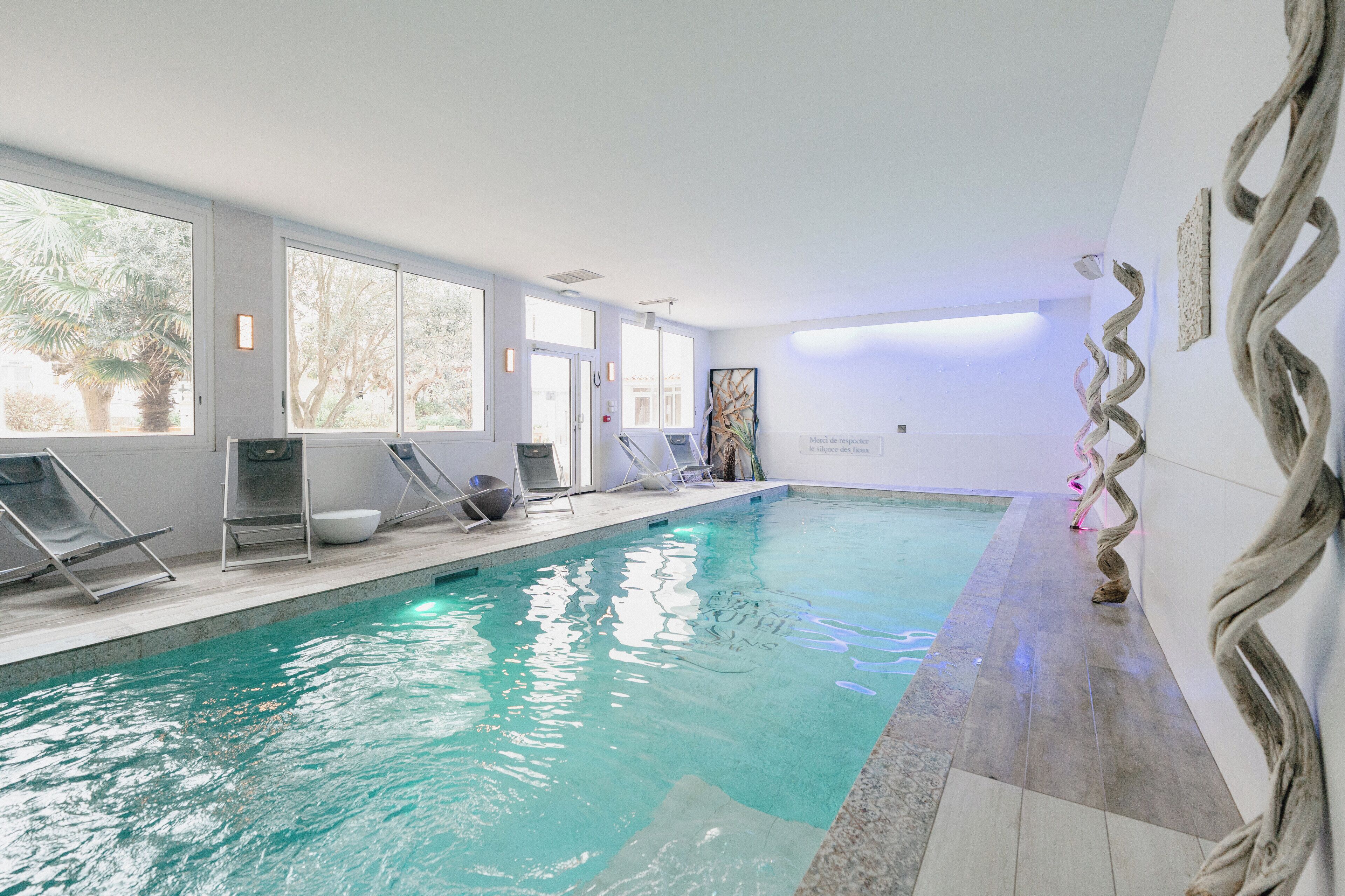 Een binnenzwembad, gratis zwembadcabana's en ligstoelen