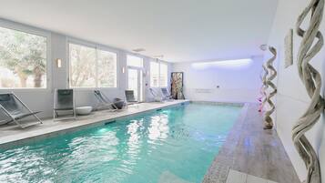 Een binnenzwembad, gratis zwembadcabana's en ligstoelen