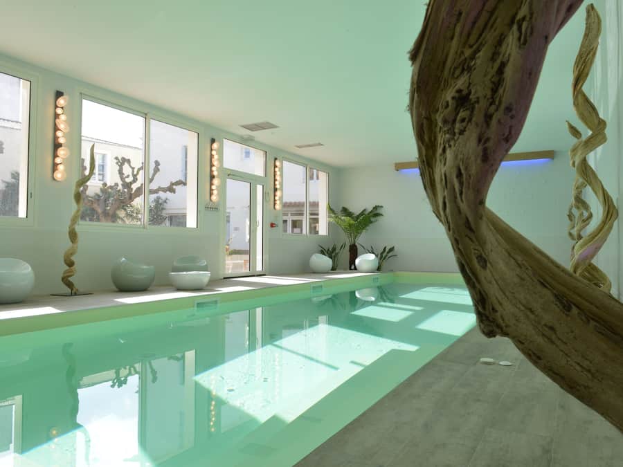 Una piscina techada, camas de piscina gratis