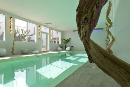 Indoor pool, free cabanas, sun loungers