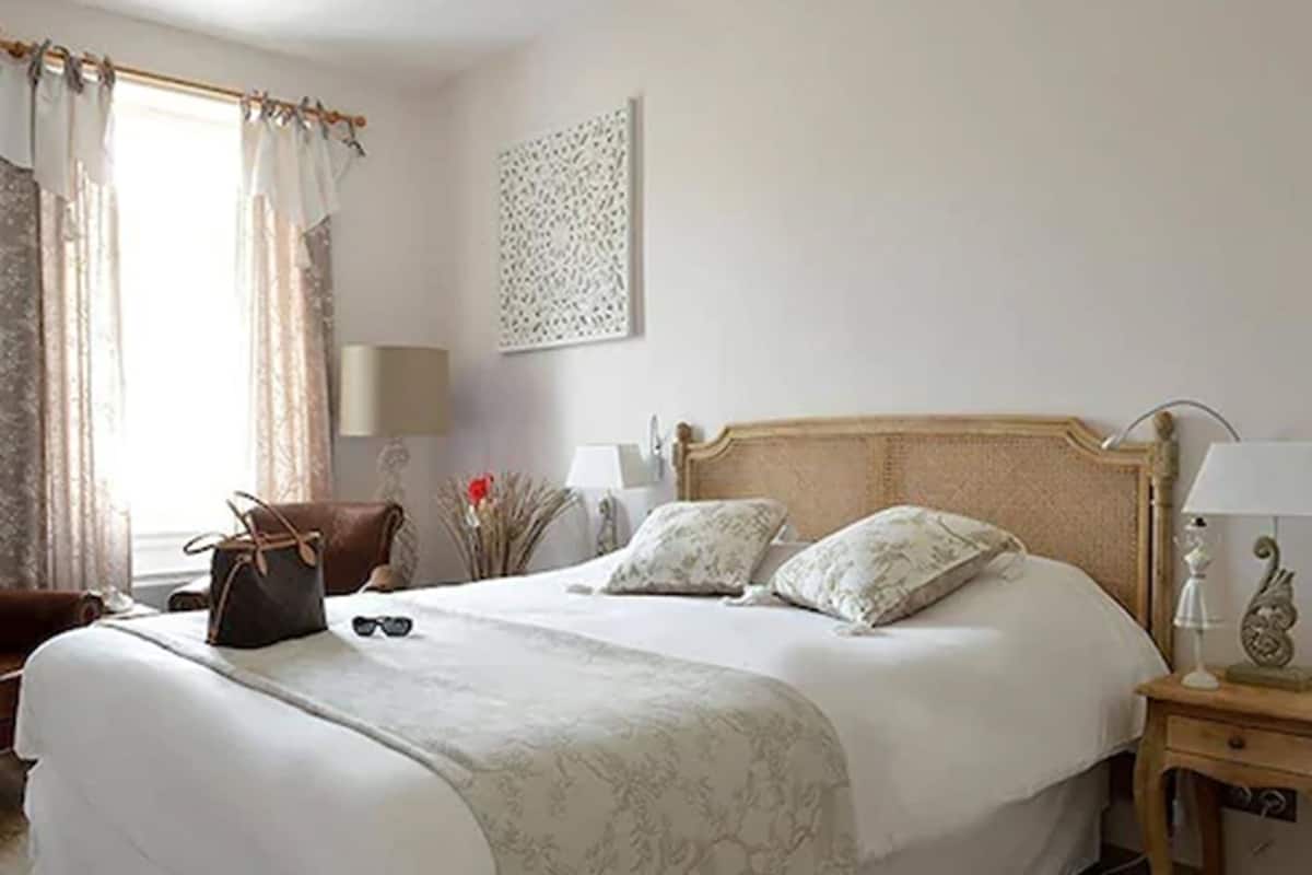 Premium bedding, in-room safe, individually decorated