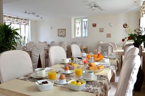 Daily buffet breakfast for a fee