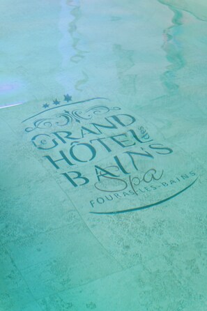 Piscine couverte, cabanons gratuits, chaises longues