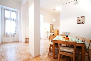 Apartamento, 1 habitación, vistas a la ciudad | Cocina básica privada | Frigorífico, microondas (previa solicitud) y cafetera o tetera