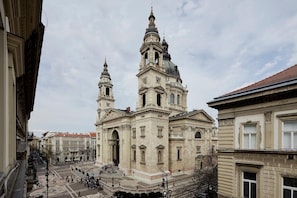 Unclassified image, 5 of 64, button - Basilica (Budapest)