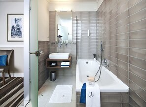 Shower, free toiletries - Basilica (Budapest)