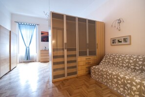 1 Schlafzimmer, hochwertige Bettwaren, Bügeleisen/Bügelbrett