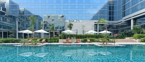 Piscine extérieure, parasols de plage, chaises longues