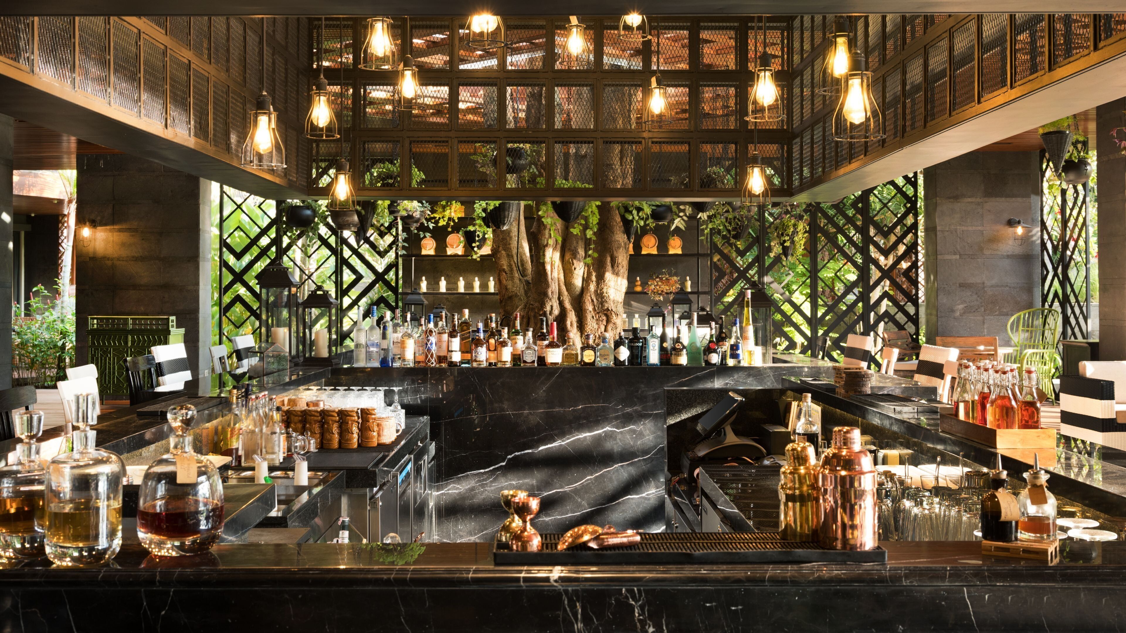 3 bars/lounges, cocktail bar