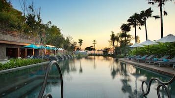 5 outdoor pools, free pool cabanas, pool umbrellas