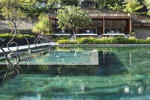5 kolam renang outdoor, dengan cabana gratis dan payung kolam renang