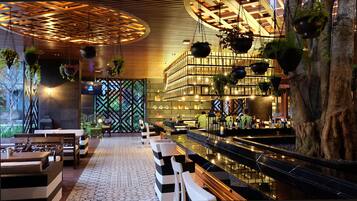 3 bares o lounges, bar de cocteles
