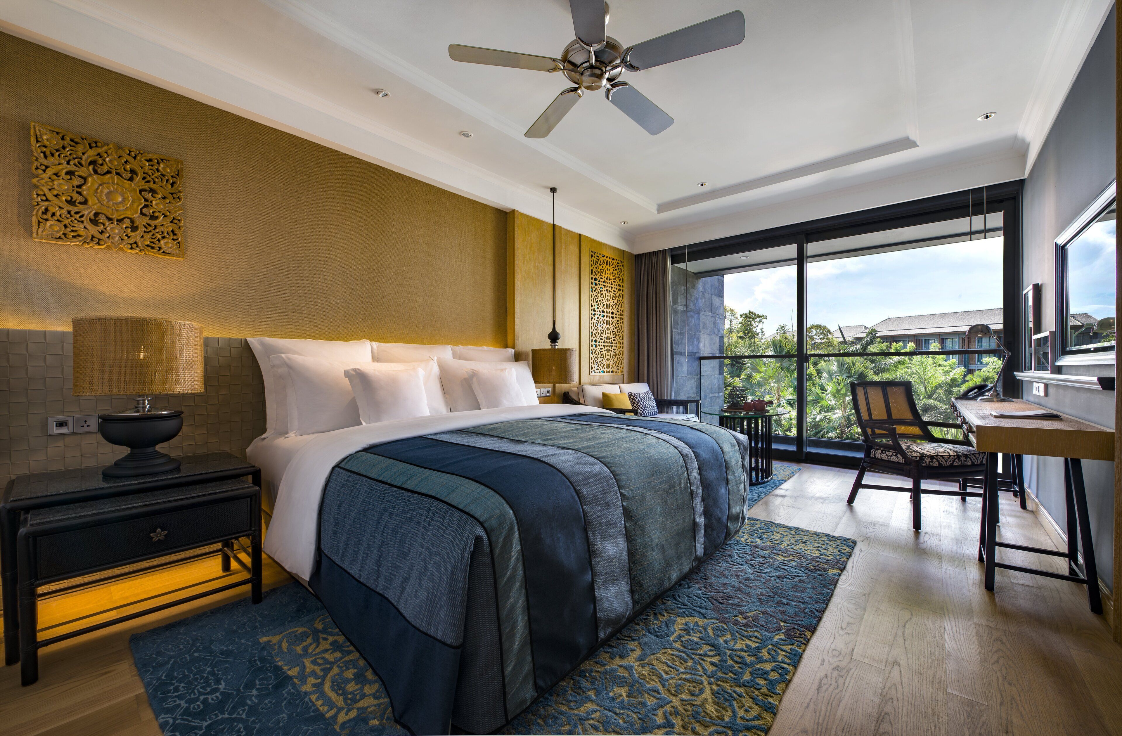 Egyptian cotton sheets, premium bedding, pillowtop beds, minibar