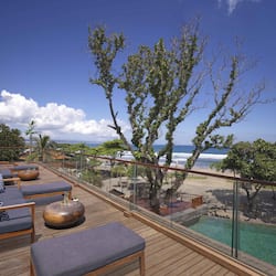 3 bars/lounges, cocktail bar