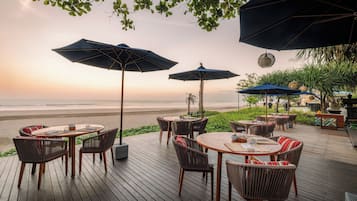 4 restaurants; breakfast, lunch and dinner served