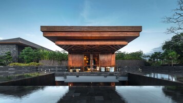 Couples treatment rooms, body treatments, aromatherapy, body wraps