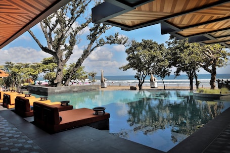 3 bars/lounges, cocktail bar