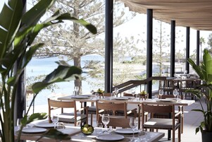 4 restaurantes; se sirve desayuno, almuerzo y cena; cocina italiana