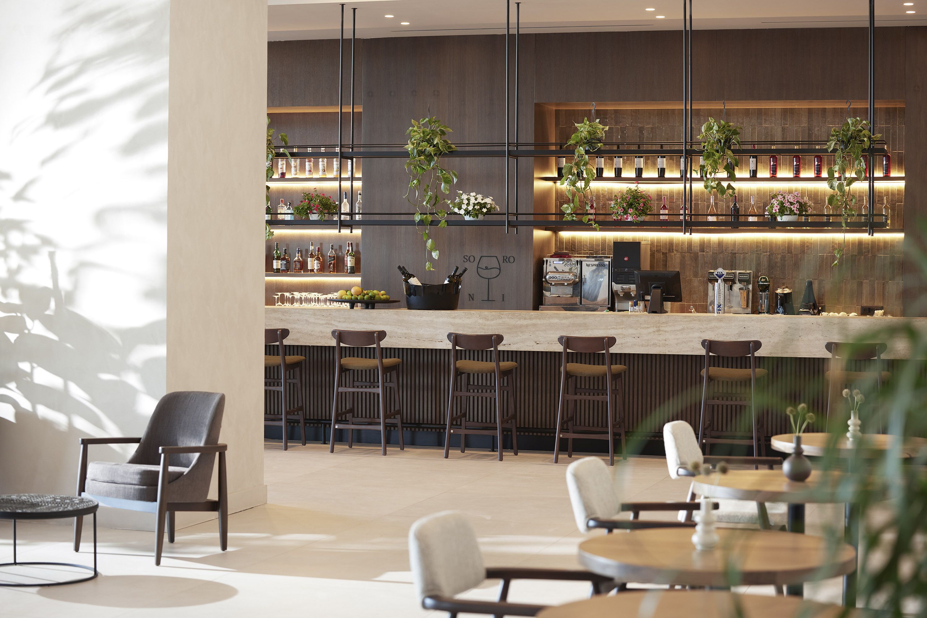 4 bars/lounges, beach bar