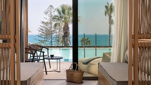 Varanda com vista para o oceano, piscina e áreas de estar.