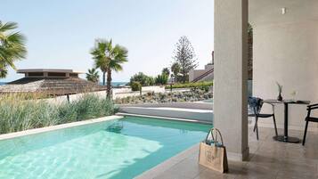 Helea Suite with Swim Up Pool | In-room safe, desk, laptop workspace, soundproofing