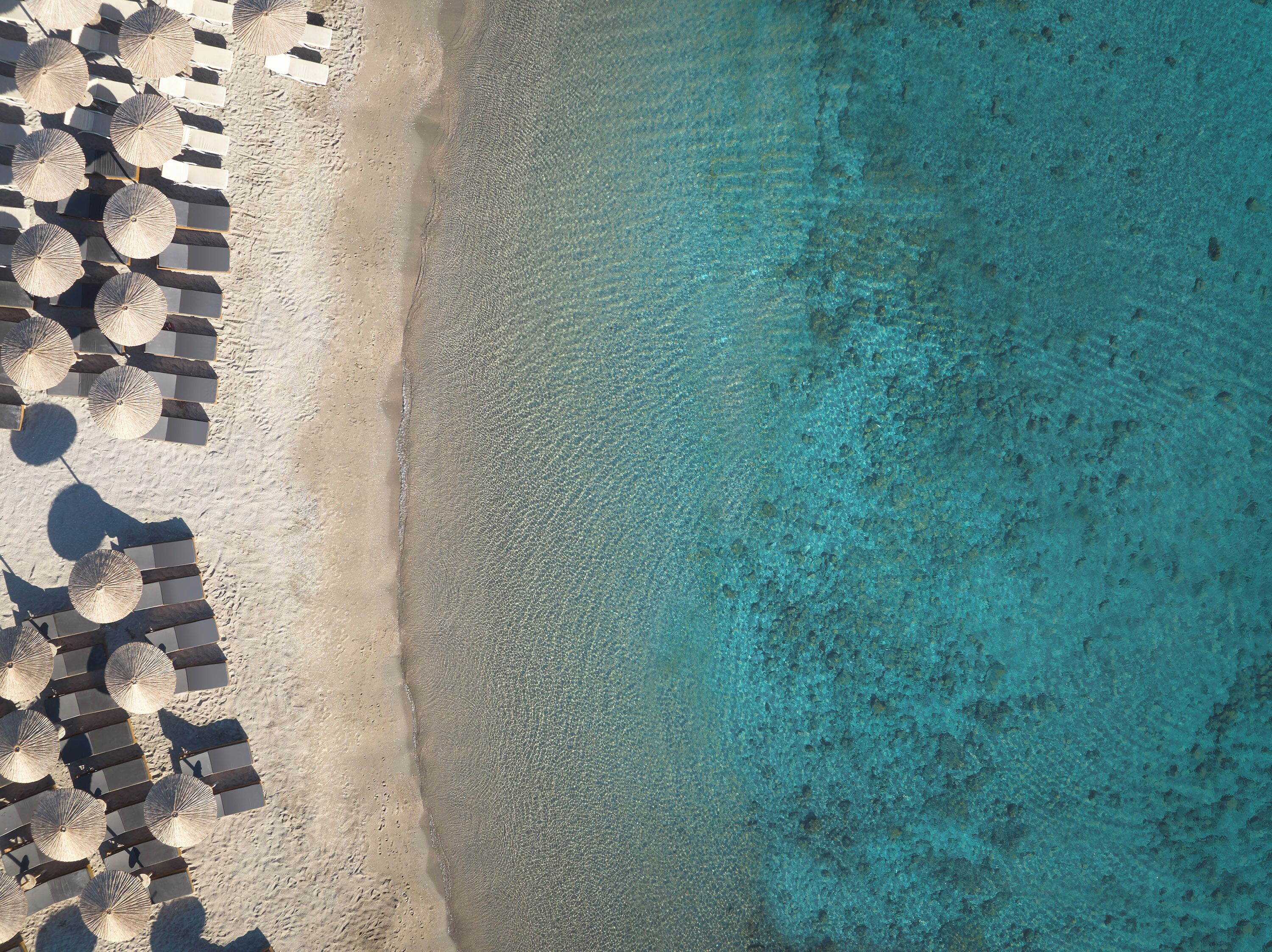 Plage, chaises longues, parasols, serviettes de plage