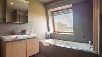 Comfort Double Room | Bathroom | Free toiletries, hair dryer, bathrobes, towels