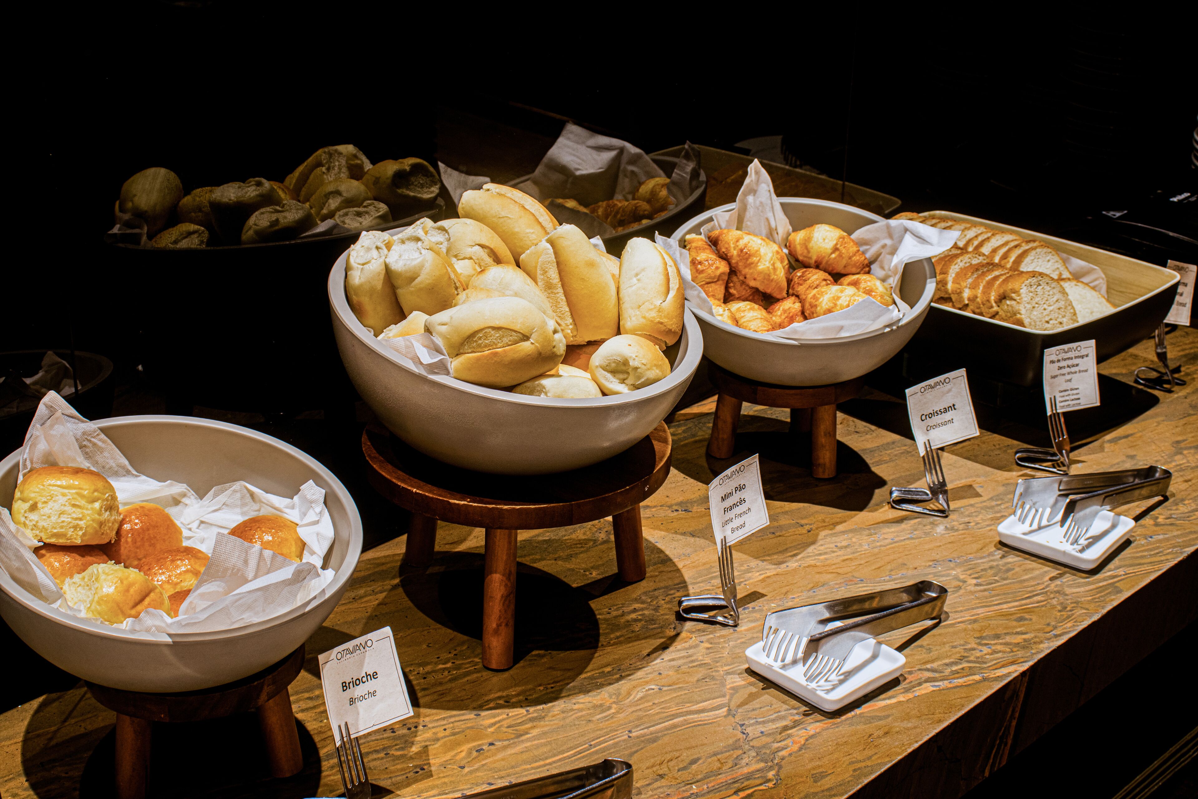 Un buffet proposant différents types de pain et de viennoiseries.
