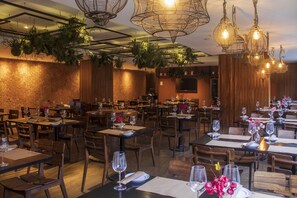 Breakfast, lunch, dinner served; international cuisine  - Arena Ipanema Hotel (Rio de Janeiro)